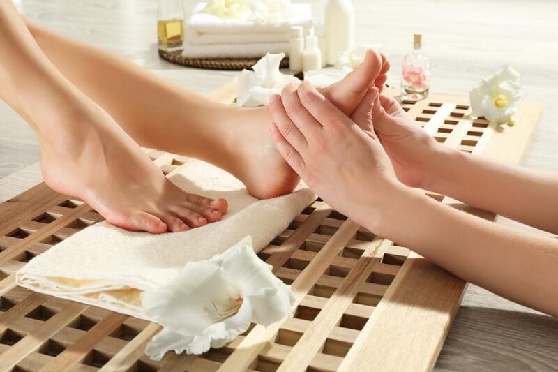 Massage chân bấm huyệt, đá nóng tại Saigon Heritage Spa