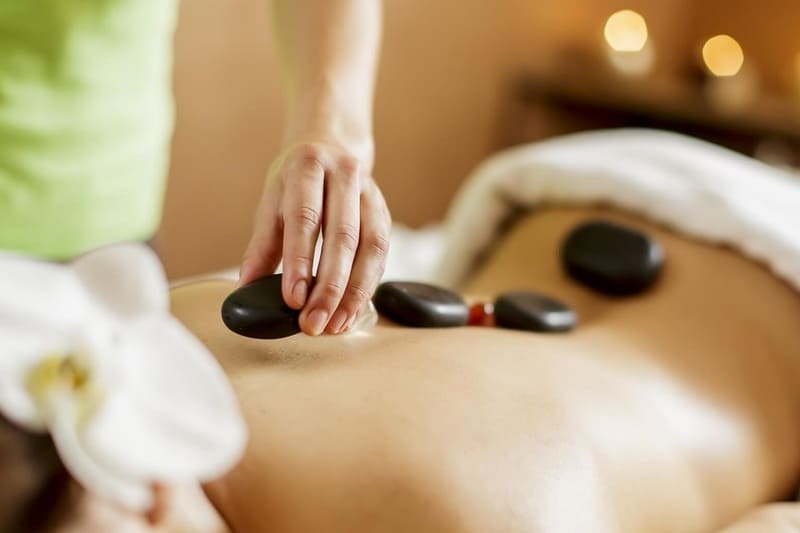 Massage với đá nóng phù hợp với hầu hết mọi người