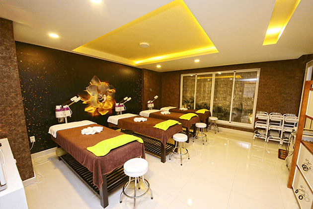 Massage bấm huyệt thư giãn và chăm sóc toàn diện tại Ellis Spa