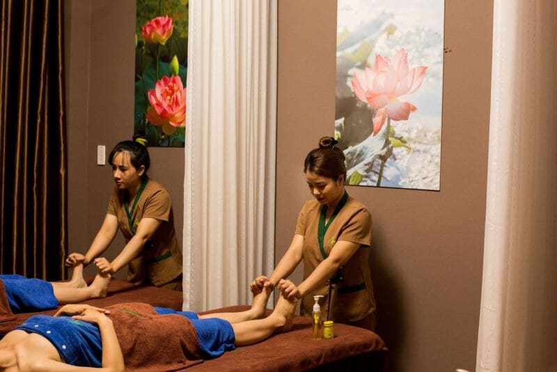 Massage chân chuyên sâu tại Lụa Spa