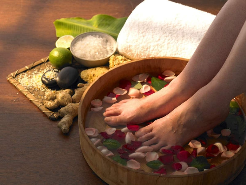 Massage chân đúng cách có thể giúp giảm tê chân