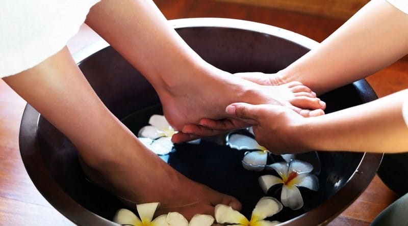 Massage bàn chân hỗ trợ giảm phù nề cho mẹ bầu