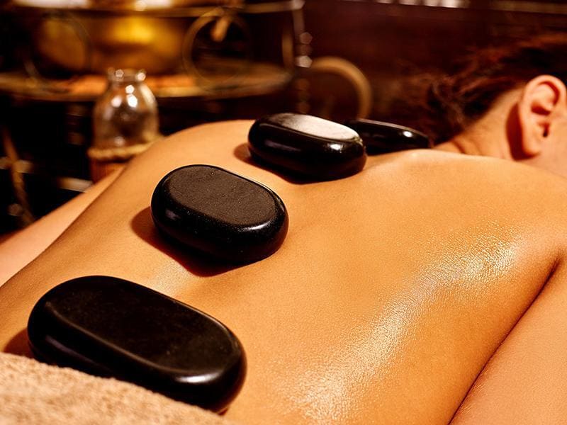 Massage đá nóng mang đến nhiều lợi ích