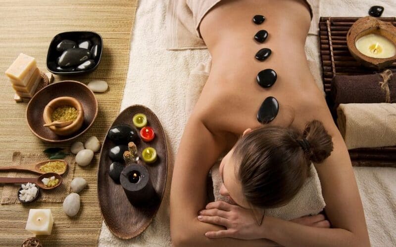 Cần massage cùng đá nóng với tần suất hợp lý