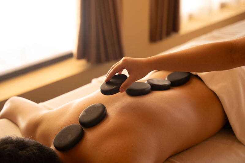 Giá massage với đá nóng có nhiều mức đa dạng