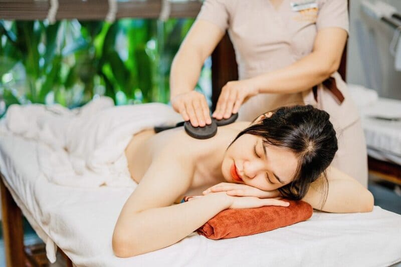 Massage với đá nóng không gây đau hay nguy hiểm