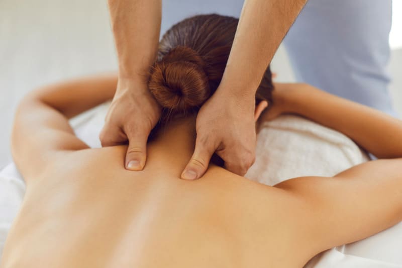 Massage cổ vai gáy khiến cơ thể thư giãn
