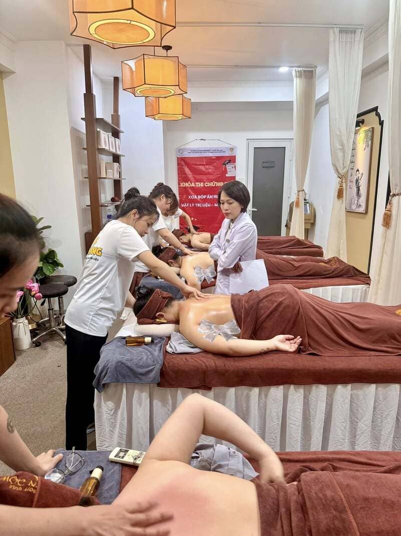 Mộc Nắng Spa nổi bật với liệu trình massage cổ vai gáy bài bản