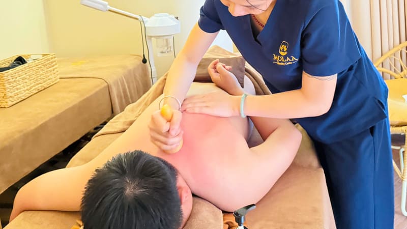 Massage bấm huyệt trị liệu thư giãn cao - MOLAA Healing Center tại TPHCm