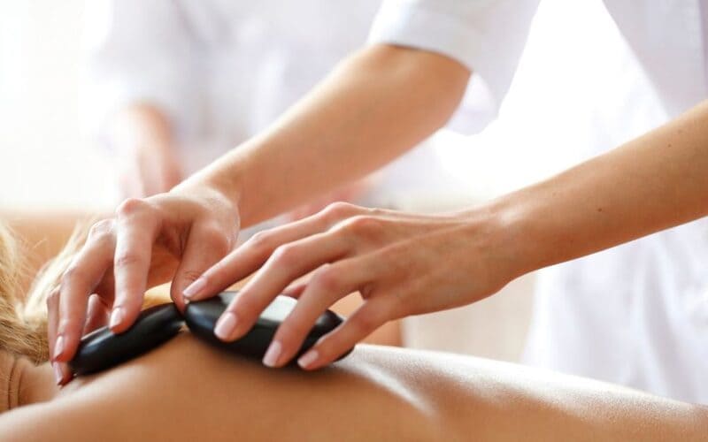 Massage với đá nóng được thực hiện với quy trình bài bản